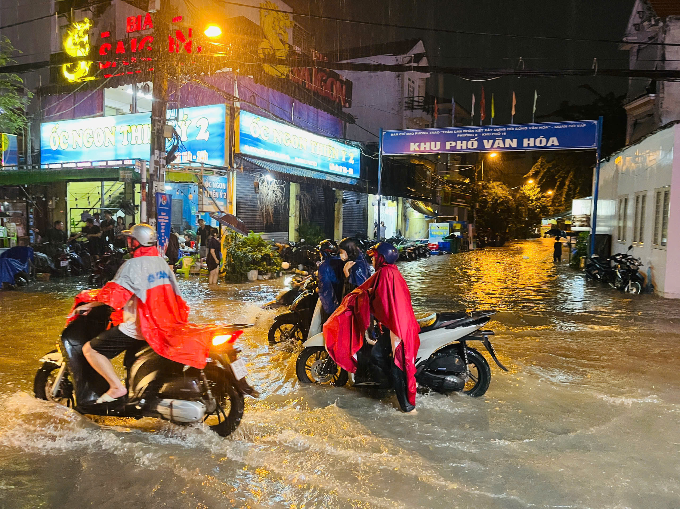 胡志明市全市大雨,旧平盛区积水严重,居民将车辆抬出积水区